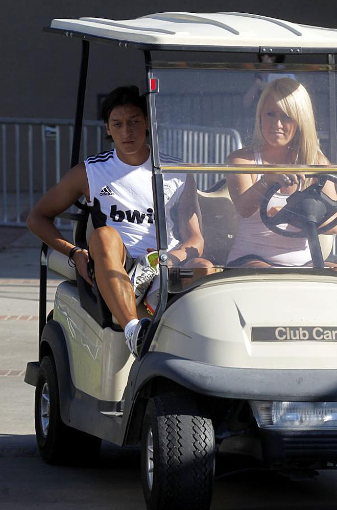 El jugador alemán del Real Madrid llegó al entrenamiento en un carrito conducido por una rubia.
