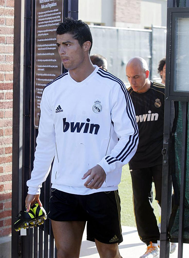 Cristiano Ronaldo a la finalización de la sesión de entrenamiento seguido por un guardaespaldas.
