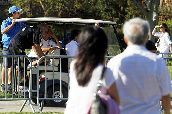 Algunos de los populares carritos de golf en los que se mueven los jugadores del Real Madrid van más cargados de lo normal.