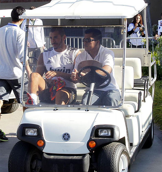 Benzema es conducido al campo de entrenamiento.