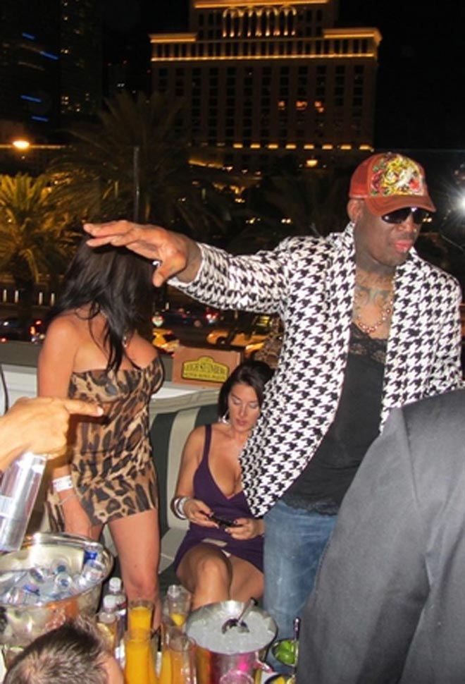 Dennis Rodman organiz una espectacular fiesta en Las Vegas... y el Hall of Fame de la NBA no se cort ni un pelo ante las cmaras. El Gusano triunf a lo grande en el Chateau Nightclub del hotel Pars.