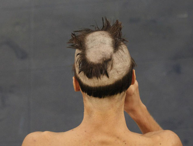 Uno de los componentes del equipo de natacin italiana se present al Mundial de Shangai 2011 con este esprtico pinado que se asemeja a una corona con la parte de dentro hueca y el pelo rodeandole una parte de la cabeza.