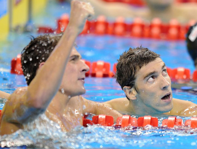 Mientras que Lochte celebra su oro, Phelps queda perplejo tras el esfuerzo y la prdida del oro en una de sus pruebas favoritas.