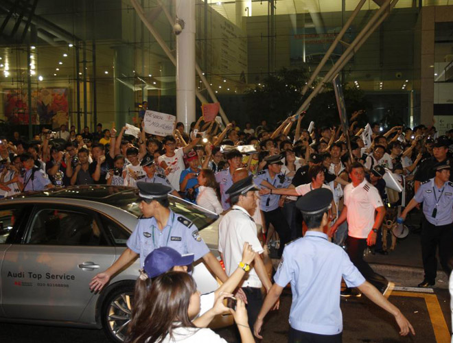 Miles de aficionados chinos se agolparon en las inmediaciones del aeropuerto de Guangzhou para ver salir a sus dolos