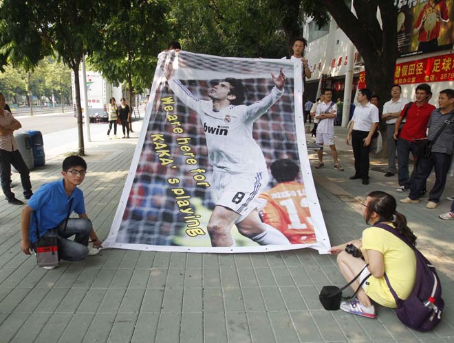 Desde que el Madrid lleg a China, han sido recibido como estrellas. Dos chicos chinos, con su jugador favorito Kak.