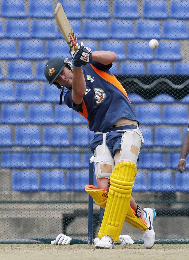 El capitn Cameron White de los Twenty20 de Australia lanza, con un atuendo cmodo y corto, durante una sesin de prctica antes del comienzo del partido de cricket contra el Sri Lanka en Kandy