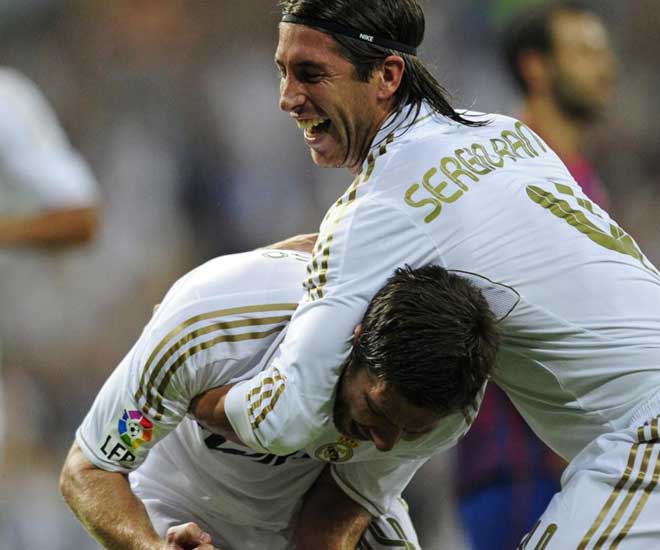 El gol de Xabi Alonso revivi a un Madrid tocado tras el 1-2. Y el abrazo de Ramos dej tocado al centrocampista.