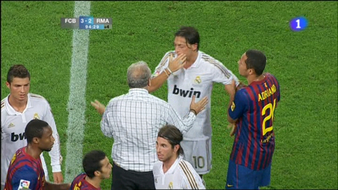 El alemn del Real Madrid se queja de un golpe en la cara ante la presencia de Adriano y el delegado del Barcelona, que intentaron calmar los nimos.