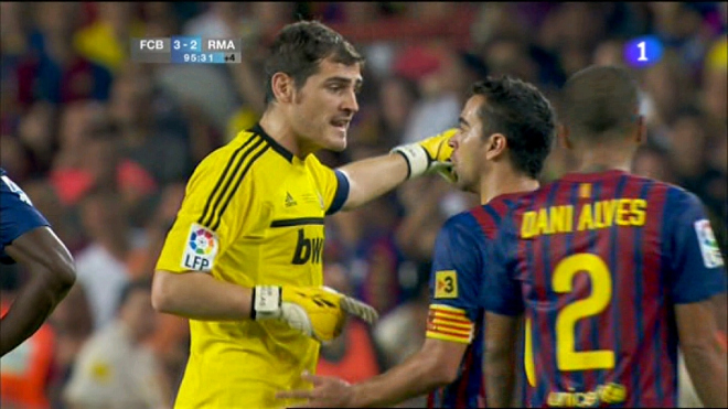 Iker Casillas y Xavi intercambian sus impresiones. Lderes en la seleccin, ambos fueron un ejemplo de dilogo.