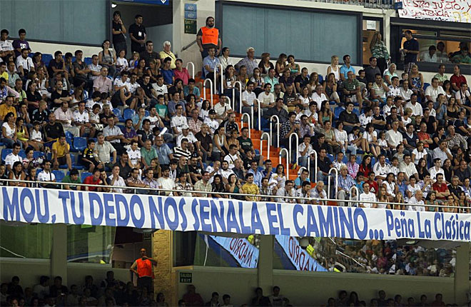 La aficin se acord del ya famoso dedo del Camp Nou en esta singular pancarta.