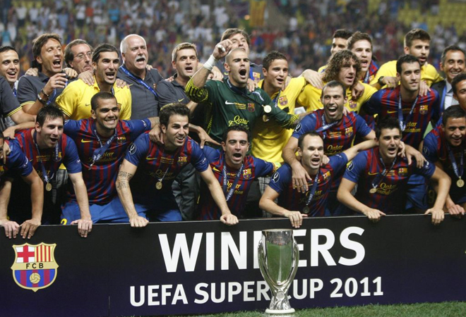 La plantilla azulgrana posa en la foto oficial con la Supercopa de Europa conquistada ante el Oporto.