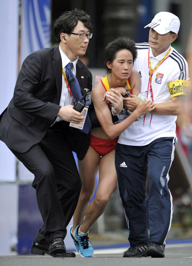 La china Wang Xuequin, lleg la 26 en la Maratn de Daegu con 2:36:10. tuvo que ser socorrida para no desplomarse al finalizar.