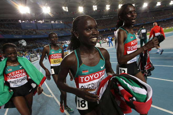 Y es que Kenia no descansa, arrasan otra vez el medallero en el fondo femenino: oro para Vivian Cheruiyot, plata Sally Kipyego, bronce para Linet Chepkwemoi Masai cuarta Priscah Cherono