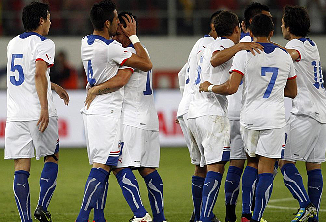 Los jugadores de Chile celebran uno de los goles marcados a Espaa.