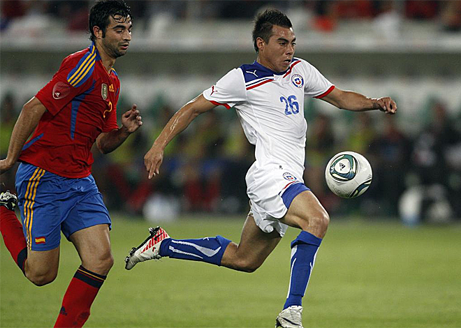Eduardo Vargas fue ms rpido que Albiol para encarar a Iker Casillas y hacer el segundo gol para Chile.