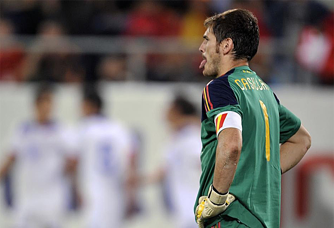 As se qued Iker Casillas tras recibir el segundo gol por parte de Chile en el amistoso disputado en Saint Gallen.