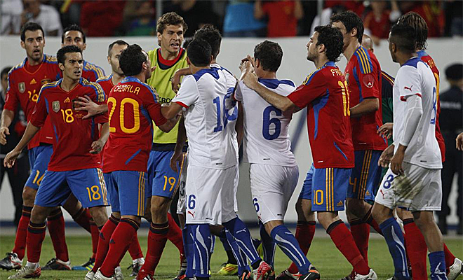 El partido entre Espaa y Chile tuvo un triste eplogo con una tngana entre algunos jugadores de ambas selecciones.
