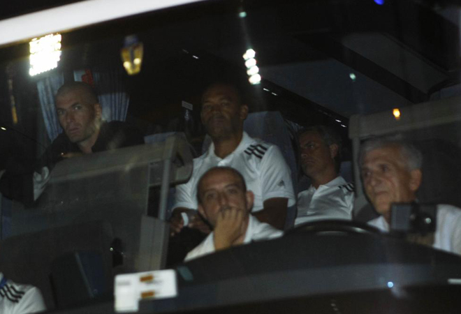 Las cmaras descubrieron a Mourinho llegar al estadio en el bus del Real Madrid. El entrenador portugus no podr estar en el banquillo por sancin.