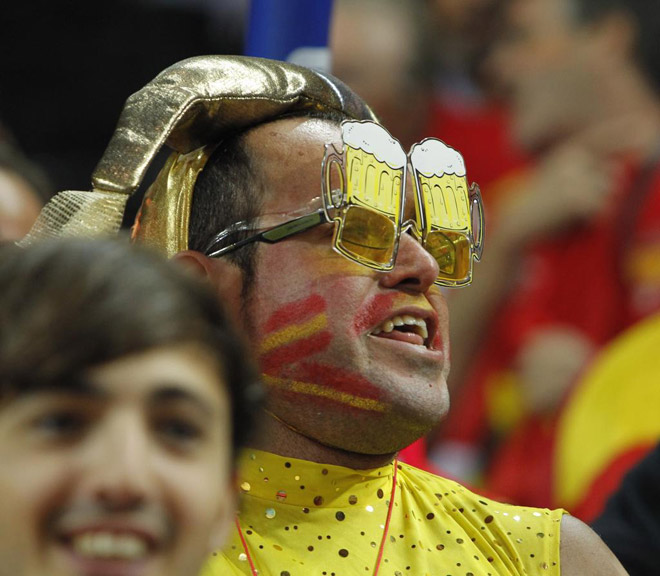 La seleccin espaol no jug sola las semifinales del Eurobasket, y uno buen nmero de animosos y coloristas seguidores les animaron en Kaunas.Rafa Casal nos presenta a algunos de ellos.