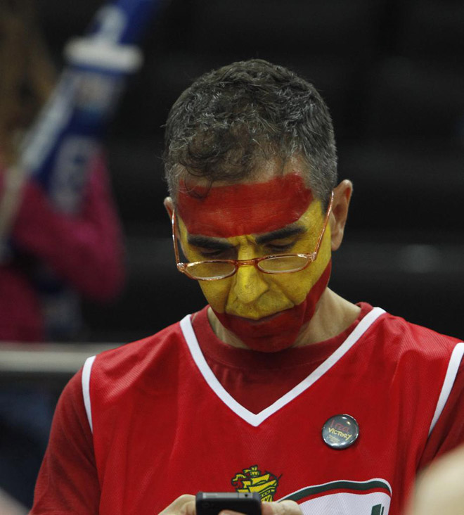 La seleccin espaol no jug sola las semifinales del Eurobasket, y uno buen nmero de animosos y coloristas seguidores les animaron en Kaunas.Rafa Casal nos presenta a algunos de ellos.