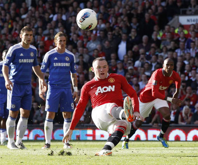 Rooney perdi el equilibrio a la hora de lanzar una pena mxima y le perdon la vida al Chelsea. La imagen fue ms que curiosa.