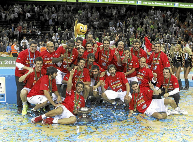 Tras lograr el oro en el Eurobasket la seleccin espaola se convirti en una autntica fiesta, de la que fue testigo directo el objetivo de Rafa Casal.