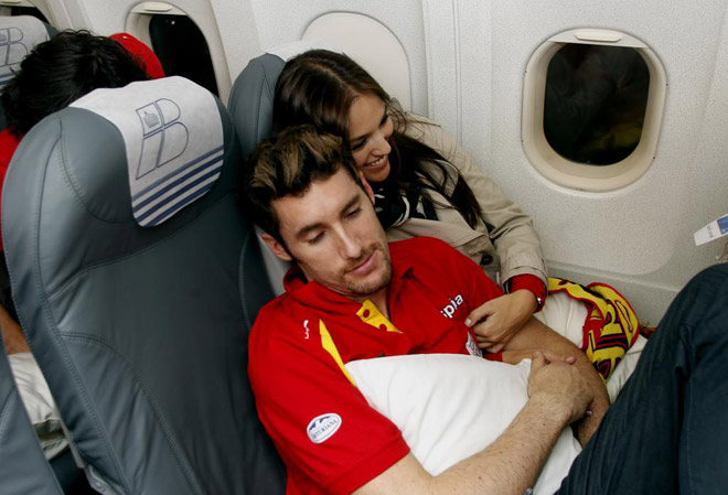 Tras el agotamiento de una competida final y una intensa celebracin los jugadores de la BA vivieron su particular descanso en el vuelo de regreso a Madrid. Rafa Casal nos lo muestra.