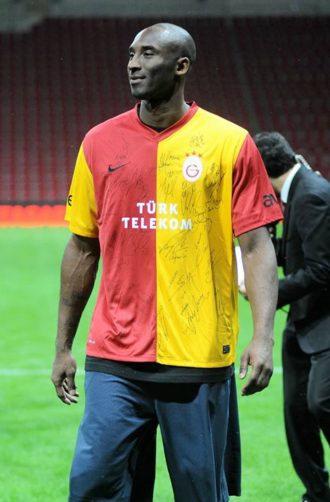 Kobe Bryant aprovech su visita a Turqua para disfrutar de unas horas de ftbol junto a los jugadores del Galatasaray
