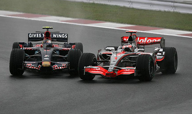 Vettel tuvo este percance con Fernando Alonso, en McLaren por entonces, durante el Gran Premio de Japn.