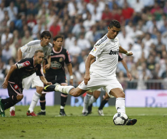 El portugus marc su primer gol en su primer partido con el Real Madrid. Se lo hizo al Deportivo transformando una pena mxima.