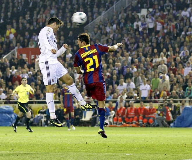 As gan CR7 su primer ttulo con el Madrid, saltando ms que Adriano y cabeceando a las redes para dar a los blancos la Copa del Rey en Mestalla.