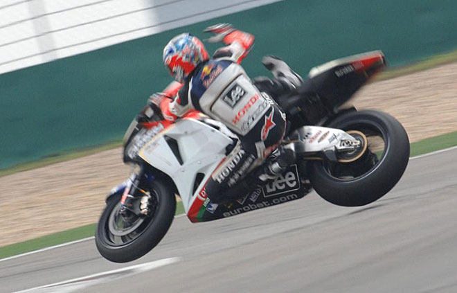 En 2006 pasa a MotoGP con una Honda satlite. En su segunda carrera hace la ‘pole’ en Qatar, pero sus resultados no cuajan al caerse en demasiadas ocasiones.