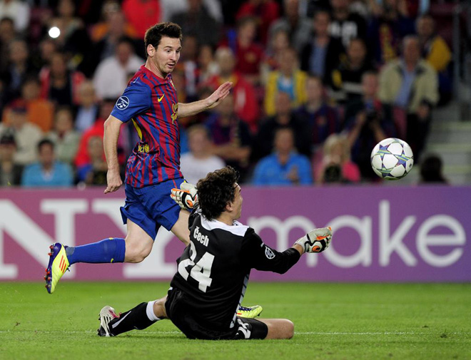 Messi intenta superar al portero checo con una vaselina.
