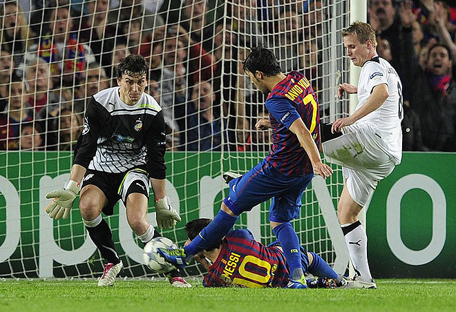 Momento en el que Villa arma su remate a gol.