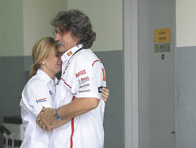 El padre de Simoncelli es abrazado por una intengrante del equipo de su hijo fallecido.