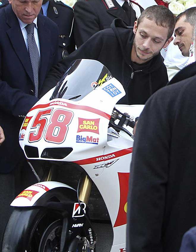 Valentino Rossi quiso portar la moto de Marco hasta la entrada en la iglesia.