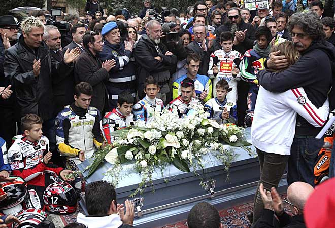 Cientos de personas arroparon a la familia de Simoncelli y le despidieron en el funeral llevado a cabo en Coriano