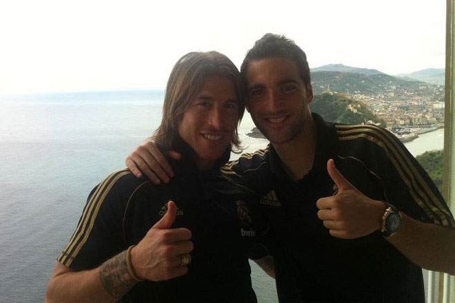 Sergio Ramos y Gonzalo Higuan se hicieron esta foto en las horas previas al partido ante la Real Sociedad.