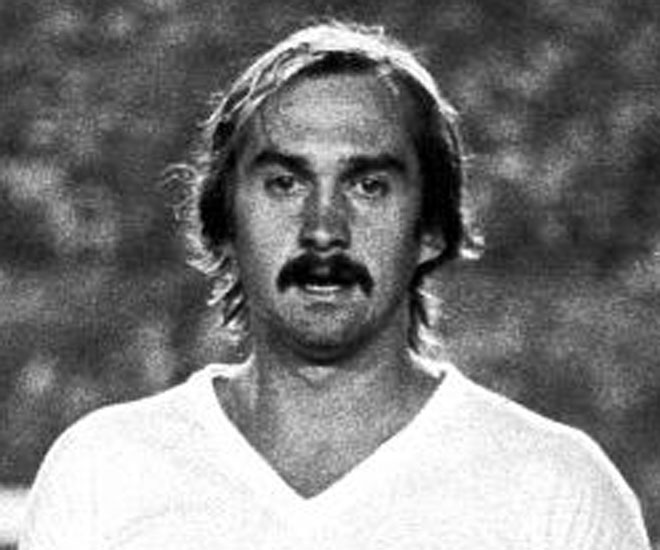 Los jugadores alemanes de aquella época solían lucir bigote como Stielike, que jugó en el Real Madrid de 1997 a 1985.