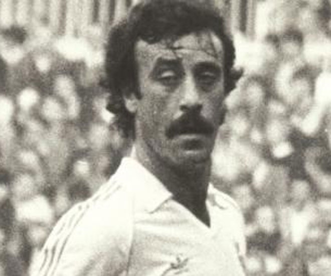 Vicente del Bosque se dejó el bigote cuando era joven y no se lo volvió a quitar. Jugó en el Real Madrid de 1973 a 1984.