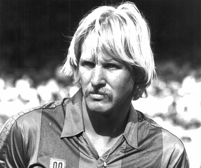 El alemán, ex del Barça, Real Madrid y Atlético, lució su bigote por los campos de España desde 1980 hasta 1993.