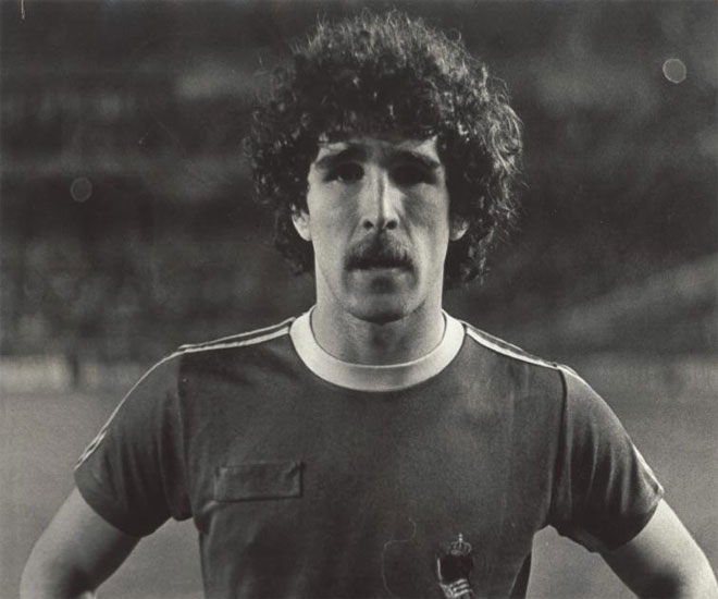 El delantero de la Real Sociedad lució bigote como txuri urdin de 1975 a 1989.