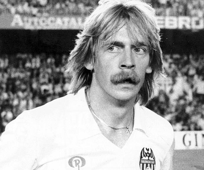 Apodado el vikingo por su melena y su bigote rubio, lo lució en la Real Sociedad y en el Valencia de 1974 a 1983. Lo sigue llevando en la actualidad.