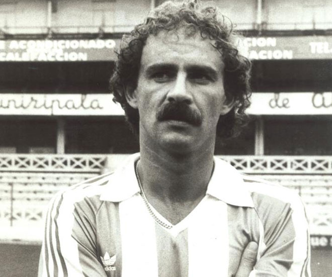 En la Real Sociedad de los 80 varios jugadores llevaron bigote. Uno de ellos fue Satrústegui, jugador txuri urdin de 1973 a 1986.