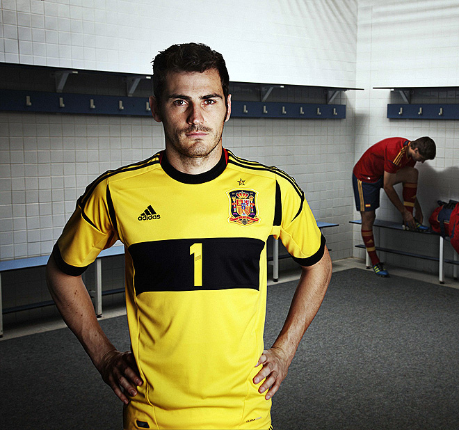 El amarillo para las camiseta y el pantaln presenta a Iker de lo ms vistoso.