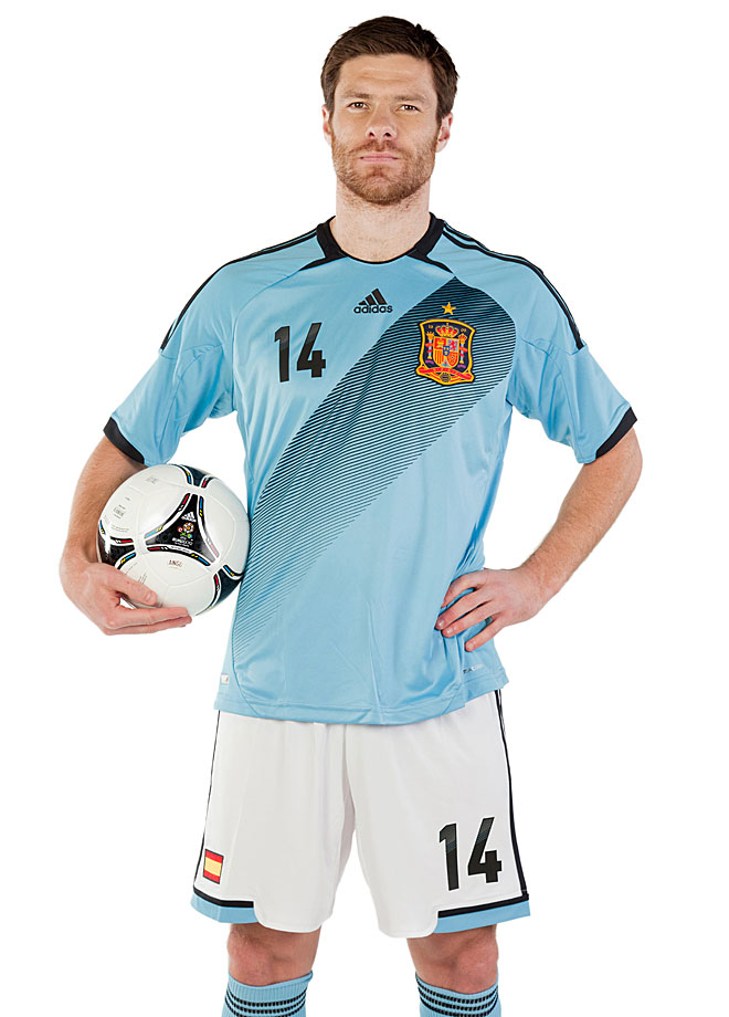 Espaa buscar su tercera Eurocopa con esta camiseta celeste como segunda equipacin.