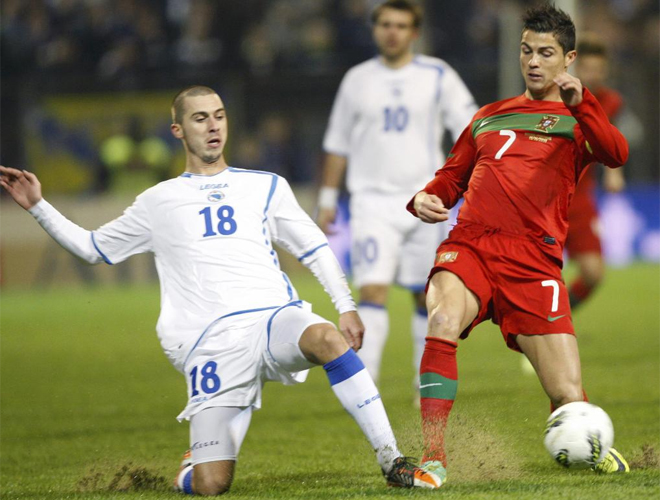 Ronaldo pugna por una baln con Medunjanin