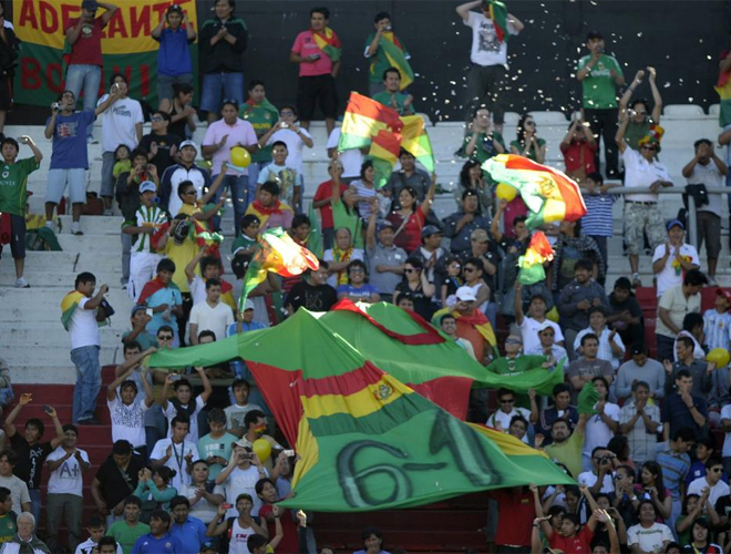 La aficin de Bolivia recuerda a los argentinos el resultado en la pasada eliminatoria para el Mundial de Sudafrica