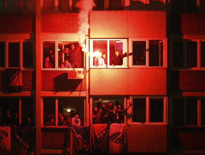 Aficionados bosnios celebran el empate contra Portugal desde sus casas