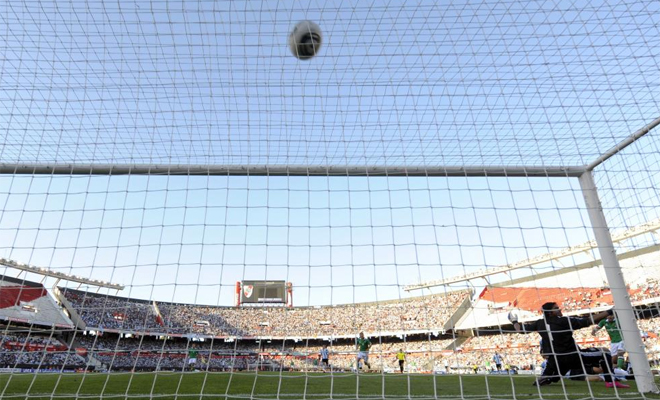 El baln entra en la red de Argentina con el estadio Monumental de fondo